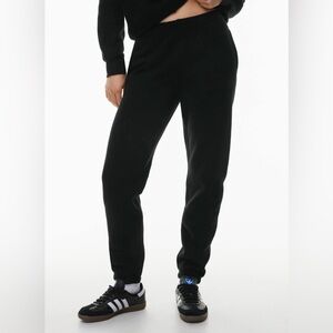 Aritzia TNA Cozy fleece perfect sweatpant in black - M
